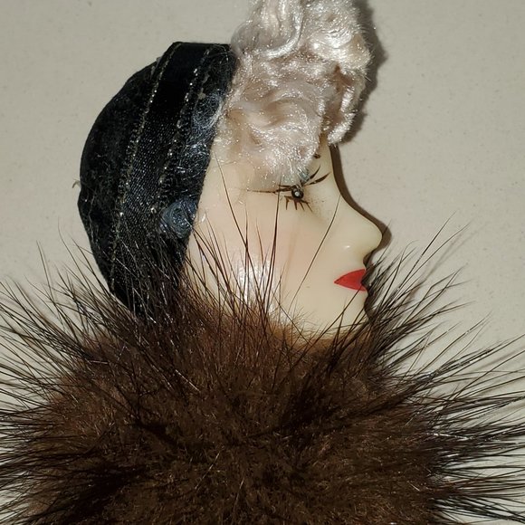 TRUE VINTAGE LADY PIN WITH HAIR - Picture 3 of 4